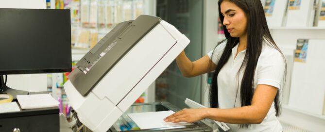 What are the performance features of the Konica Minolta Bizhub 301i?