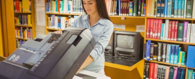 What built-in features are available on the Konica Minolta Bizhub 361i